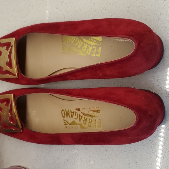 SALVATORE FERRAGAMO suede kitten heels (sz 6AA) - Picture 7 of 9